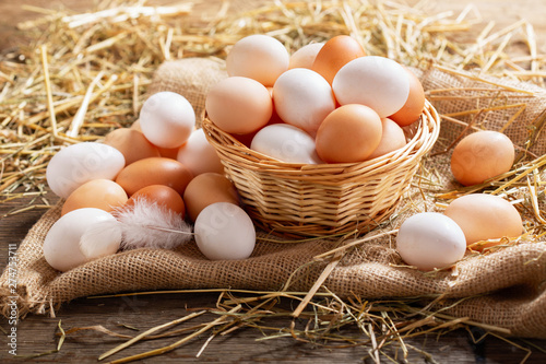 Fotografía basket of colorful fresh eggs