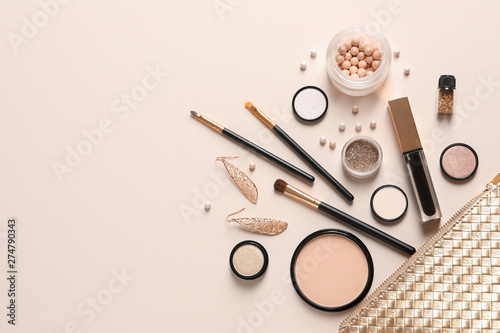 Fotomural Cosmetic bag and different luxury makeup products on color background, flat lay