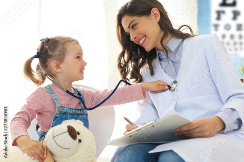 Fotomural Little girl at the doctor for a checkup