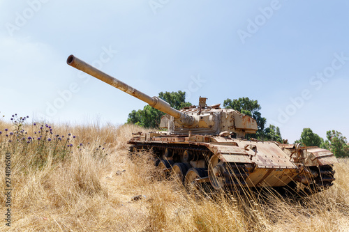 Fototapeta Czołg  zniszczony-czolg-izraelski-jest-po-doomsday-wojnie-jom-kippur-na-wzgorzach-golan-w-izraelu