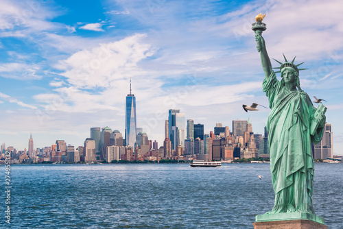 Cuadros en Lienzo Statue of Liberty in front of the Manhattan skyline, in new york city,USA, with