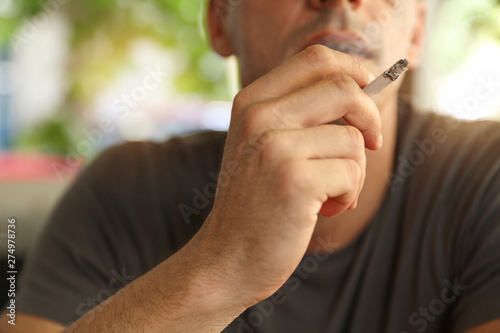 Fotografía Man enjoying smoking cigarette outdoor