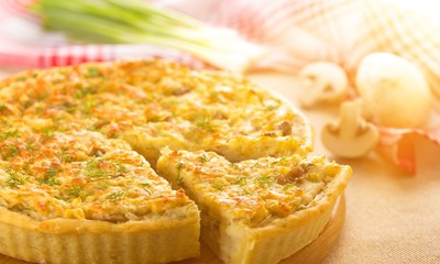 Canvas Print - Delicious cake with chicken and mushrooms on table