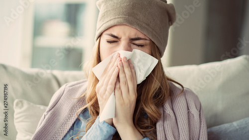 Fotomural Young woman suffering from cold