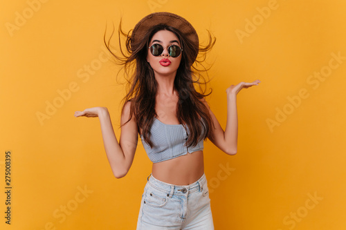 Cuadros en Lienzo Lovable tanned girl in trendy summer attire dancing in studio on photoshoot
