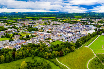 Poster - Die Stadt Killarney in Irland aus der Luft