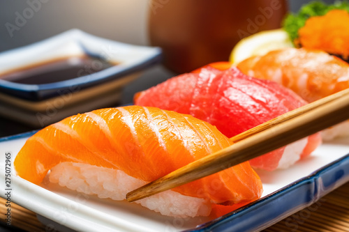 sushi-losos-i-krewetki-sushi-tunczyka-i-wasabi-na-bialym-talerzu-na-drewnianym-stole