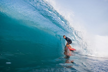 Surfer Steht In Der Tube