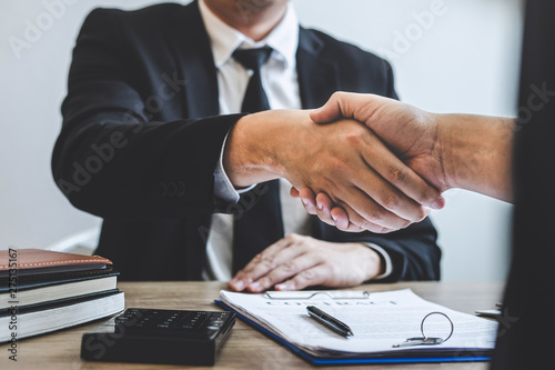 Cuadros en Lienzo Finishing to successful deal of real estate, Broker and client shaking hands aft