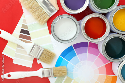 Cuadros en Lienzo Cans of paints with brushes and palette samples on color background