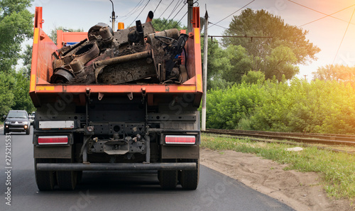 Fotografía rear view of a dump truck loaded on the road laden with scrap metal