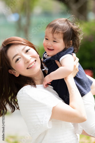 子供を抱き上げる母親 Stock Photo Adobe Stock 子供を抱き上げる母親 Stock Photo Adobe Stock
