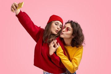 Wall Mural - best friends kissing and taking selfie