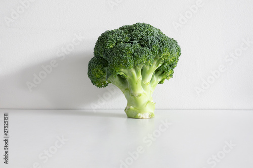 白い背景での新鮮な生野菜のブロッコリーの写真 Buy This Stock Photo And Explore Similar Images At Adobe Stock Adobe Stock
