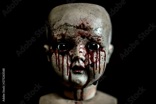 Photographie Creepy bloody doll in the dark