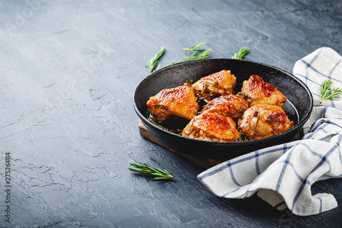 Fotografía Delicious fried chicken thighs in a cast iron skillet