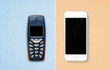canvas print picture - Altes Feature Phone und modernes Smartphone auf Papieruntergrund