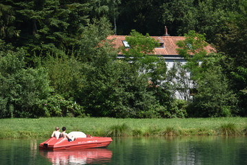 Poster - vacances loisirs detente nautique eau lac nager bain couple pedalo