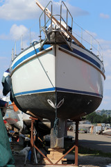  Bateau en cale sèche