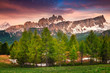 © Arnaud Bertrande  - Vue sur la Croda da Lago au coucher du soleil. Chaînon montagneux qui s'élève à 2 715 m d'altitude à la Cima Ambrizzola, au sud de Cortina d'Ampezzo. La cime éponyme culmine à 2 701 mètres d'altitude