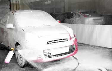 Canvas Print - Cleaning automobile with high pressure water jet at car wash