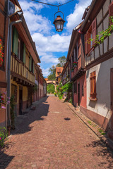 Wall Mural - Kleine schmale Gasse in Kaysersberg/Frankreich im Elsass