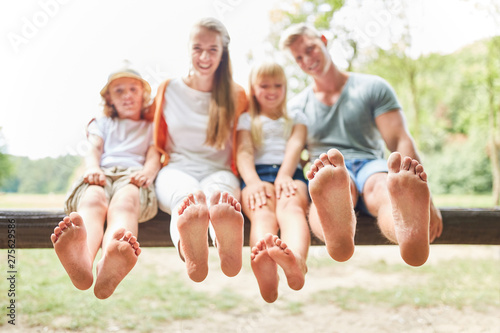 Fotomural Family and children are sitting barefoot