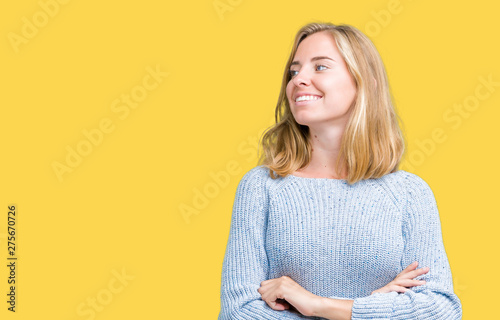 Fotografía Beautiful young woman wearing blue sweater over isolated background smiling look