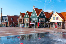 Volendam, Niederlande, Innenstadtszene Marktplatz