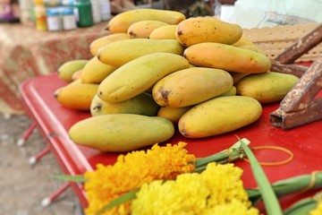 Wall Mural - mango fruit at the street food