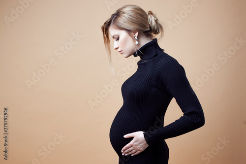 Cuadros en Lienzo Young beautiful elegant and stylish pregnant woman.