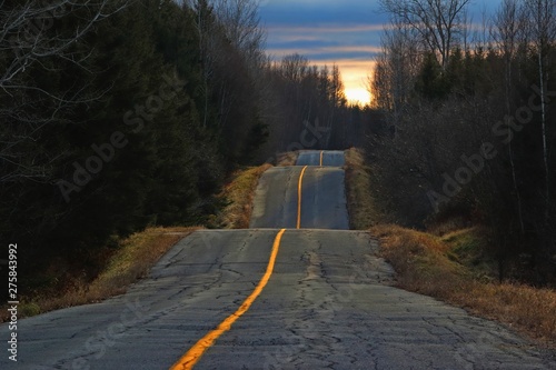Fotomural Sunset light on bumpy country road