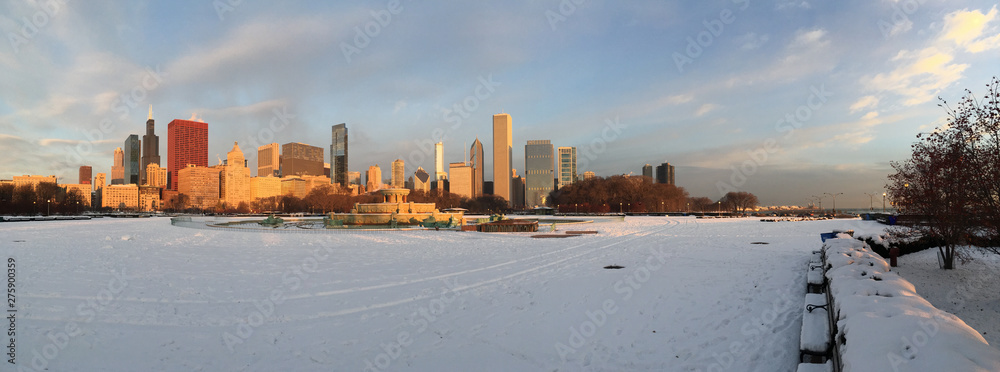 180 degree panoramic view of downtown Chicago in Winter with snow and shut down Buckingham fountain during early morning dawn light - obrazy, fototapety, plakaty 