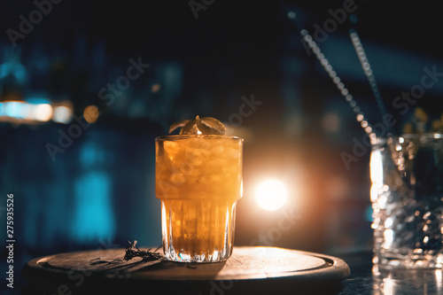 Fotografía scottish bee cocktail with smoke on blue background