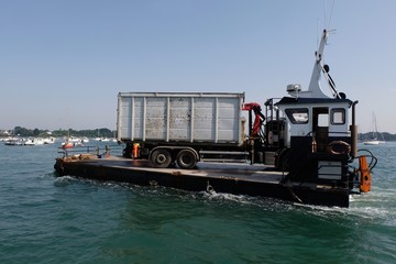 Barge transportant un camion  dans le Golfe du Morbihan en Bretagne 