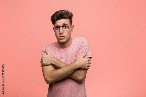 Cuadros en Lienzo Young cool caucasian man going cold due to low temperature or a sickness