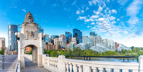 Fotografía Panoramic view of Calgary's skyline on a summer day.