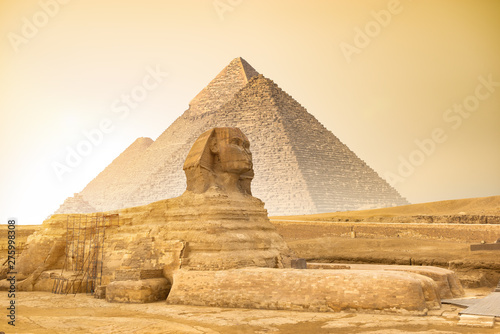Plakat Sfinks i piramidy o zachodzie słońca