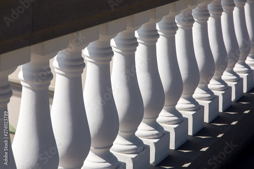 Fotografía white baluster stone balusters closeup of an architectural structure lit by sunlight