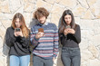© Noble Nature - Groupe de jeunes multiracial, s'ignorant les uns les autres, sur leur smartphone