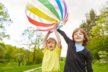 Sticker - Zwei Kinder halten stolz einen bunten Ball hoch