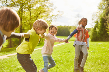 Wall Mural - Multikulturelle Kinder Gruppe als Freunde