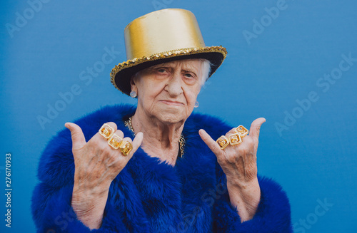 Fotomural Grandmother portraits on colored backgrounds