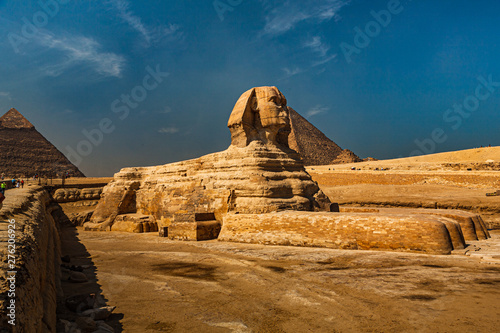Plakat Wielka piramida Cheopsa i Sfinksa na płaskowyżu Gizy. Kair, Egipt