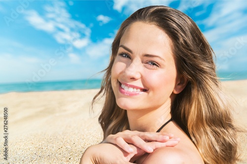 Fotomural Beautiful young woman smiling on tropical beach