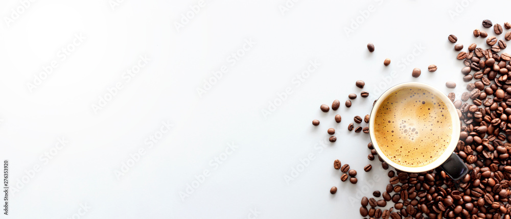hot espresso and coffee bean on white table with soft-focus and over light in the background. top view - obrazy, fototapety, plakaty 