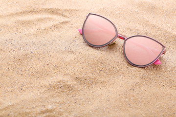 Canvas Print - Modern sunglasses on the beach sand