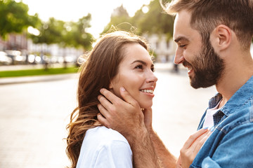 Poster - Beautiful young couple in love walking outdoors at the city street