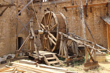 Canvas Print - Roue de levage médiéval sur le chantier de Guédelon, Bourgogne 