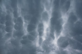 Fototapeta Sypialnia - Unheimliche und bedrohliche Wolkenformationen am Abendhimmel.